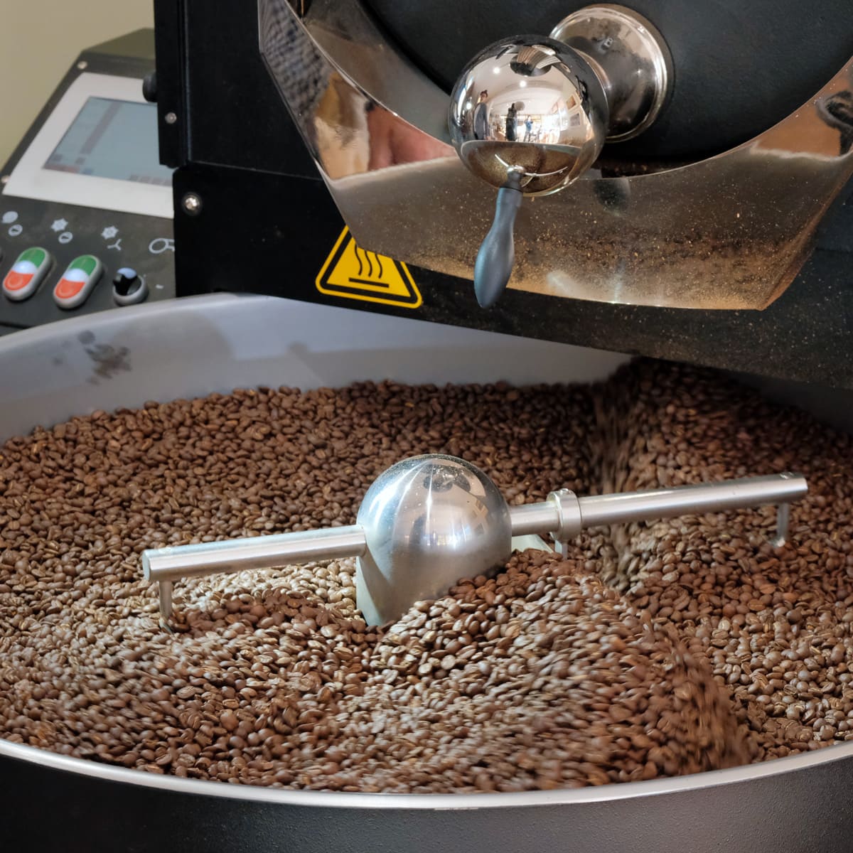 Kaffeebohnen beim Abkühlen in der Andechser Kaffeerösterei