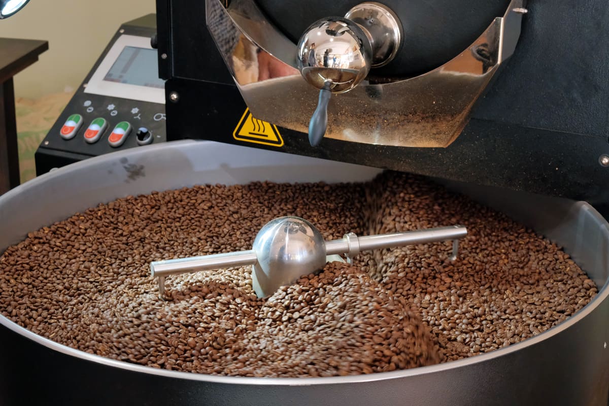 Kaffeebohnen beim Abkühlen im Kaffeekarussell - Andechser Kaffeerösterei