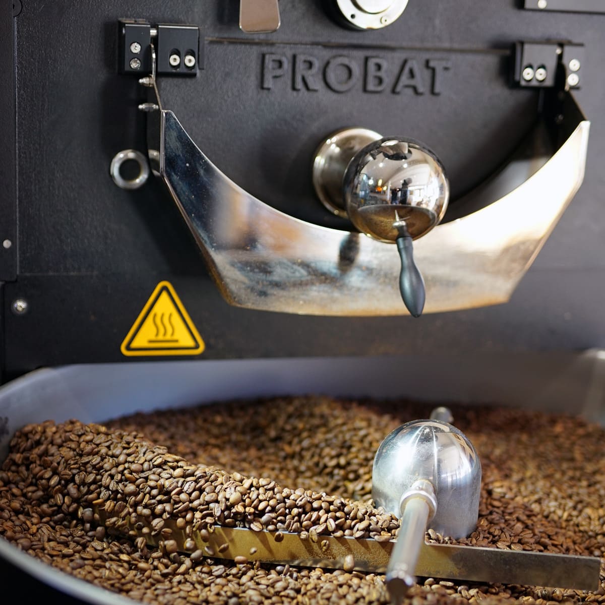 Kaffeebohnen beim Abkühlen im Kaffeekarussell - Andechser Kaffeerösterei