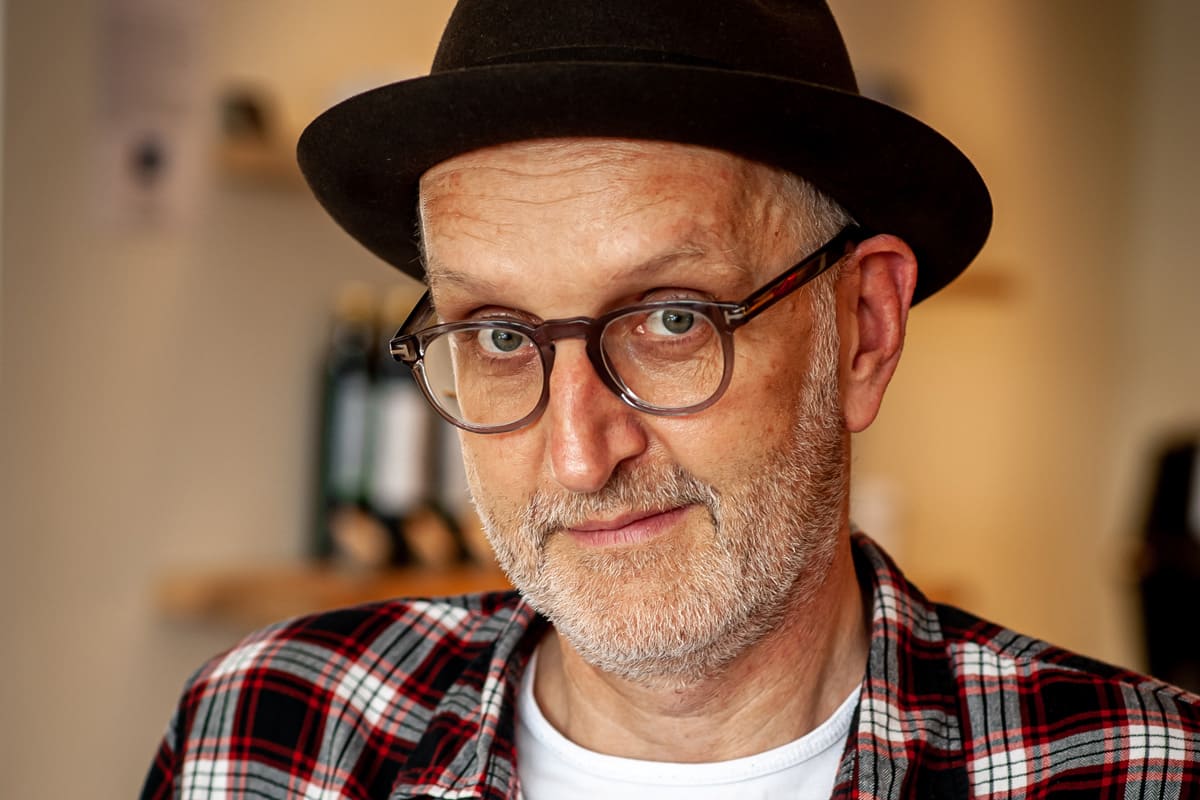 Reiner Leonhardt mit schwarzem Hut in seiner Andechser Kaffeerösterei